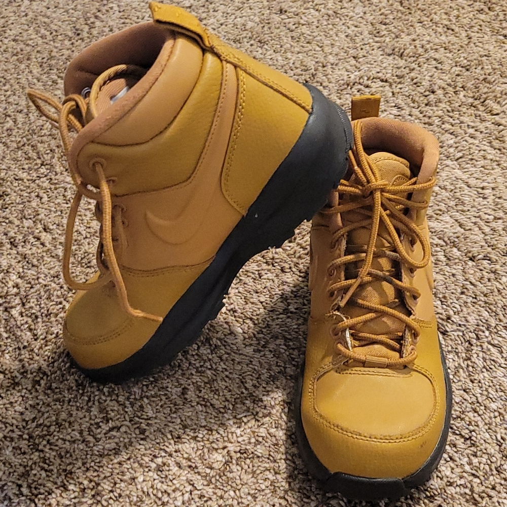 Youth boys size 5 nike boot